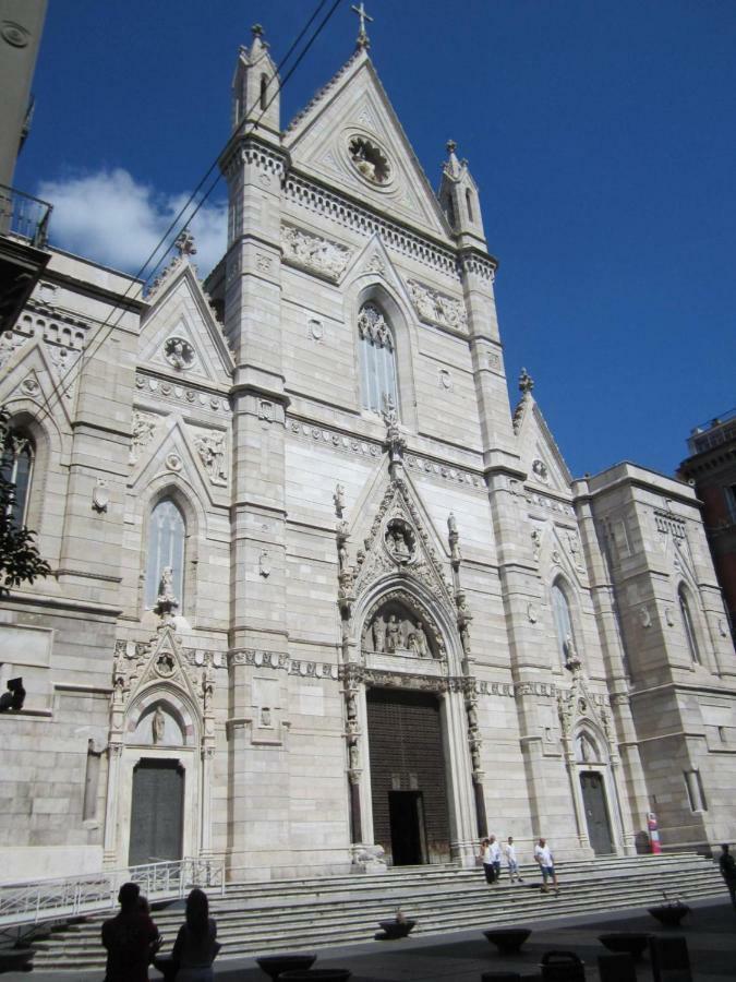 Nel Cuore Di Napoli Apartment Luaran gambar