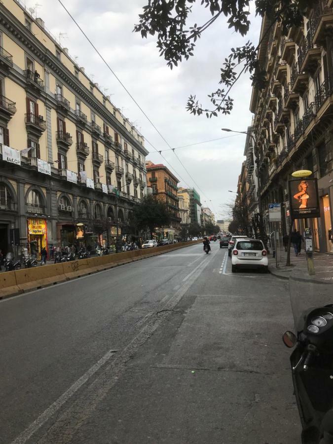 Nel Cuore Di Napoli Apartment Luaran gambar