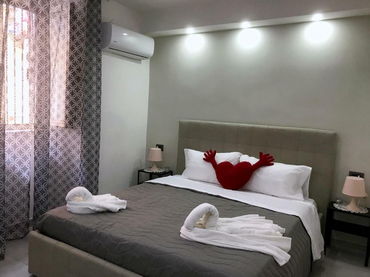 Nel Cuore Di Napoli Apartment Luaran gambar