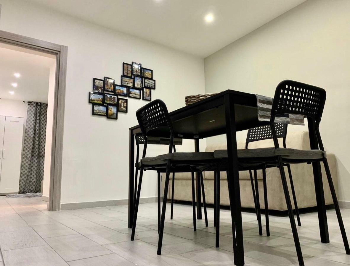 Nel Cuore Di Napoli Apartment Luaran gambar
